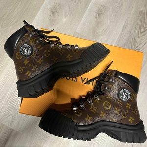 Louis Vuitton Wmns Ruby Flat
Ranger 'Cacao Brown Monogram' Sz 40